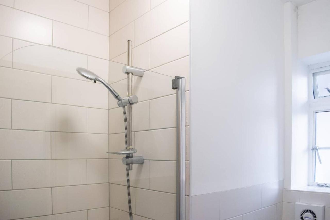 Beautifully Decorated Contemporary 2 Bedroom Flat London Bagian luar foto